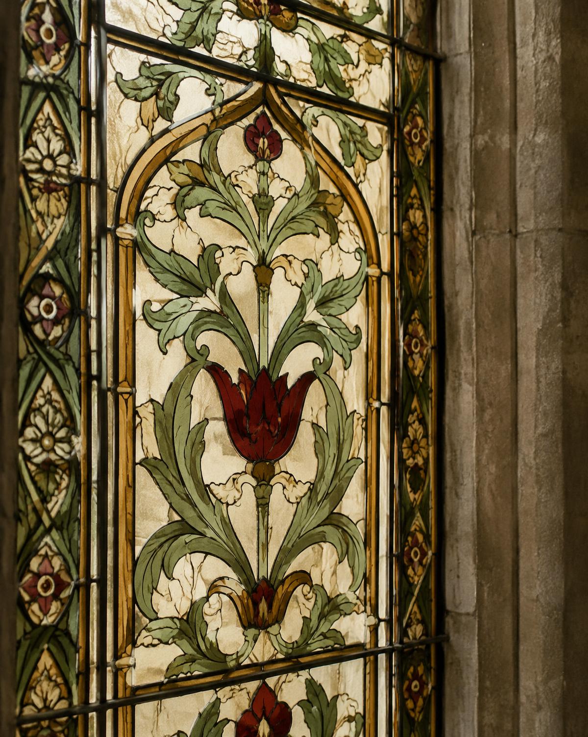 Klassiskt glasfönster med botaniska ornament i salviagrönt, vinrött och antikguld